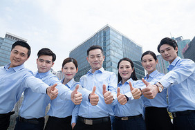 企業(yè)團(tuán)隊(duì)舉獎(jiǎng)杯慶祝